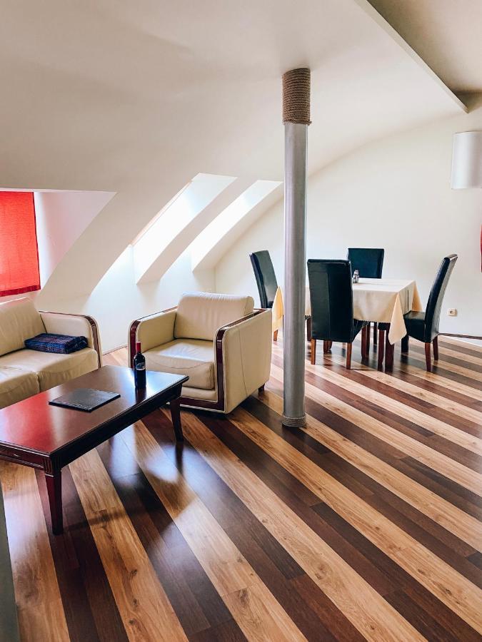 Riverside Apartments Thalia Karlsbad Exteriör bild